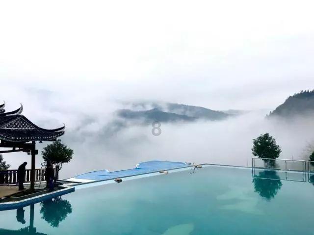 逃离海滩的女孩