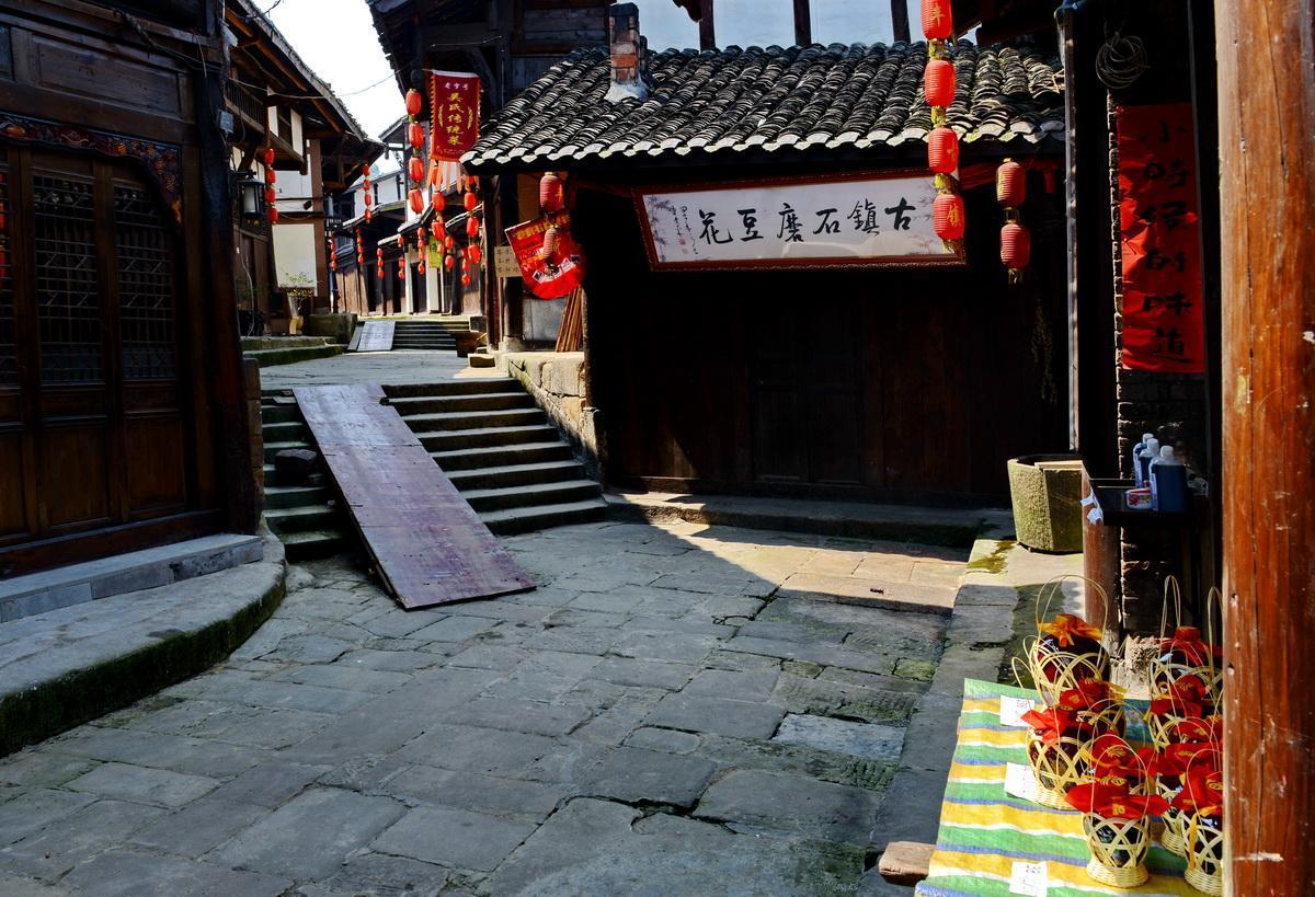 长江路街道为1131个党员中心户授牌挂牌