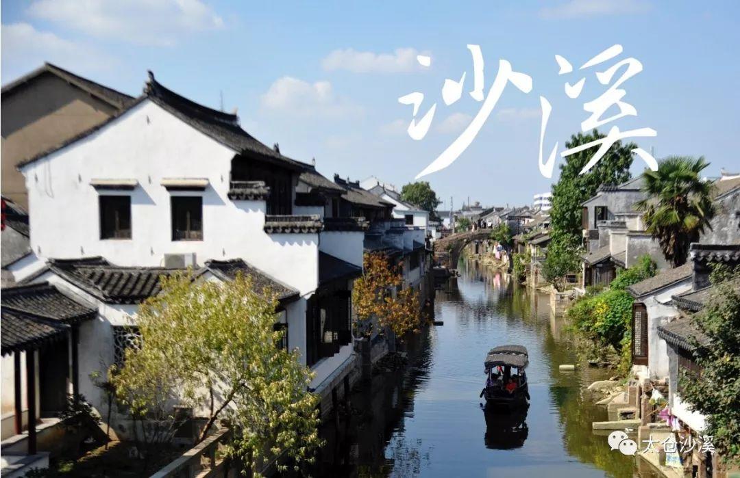 男孩吃鸡腿